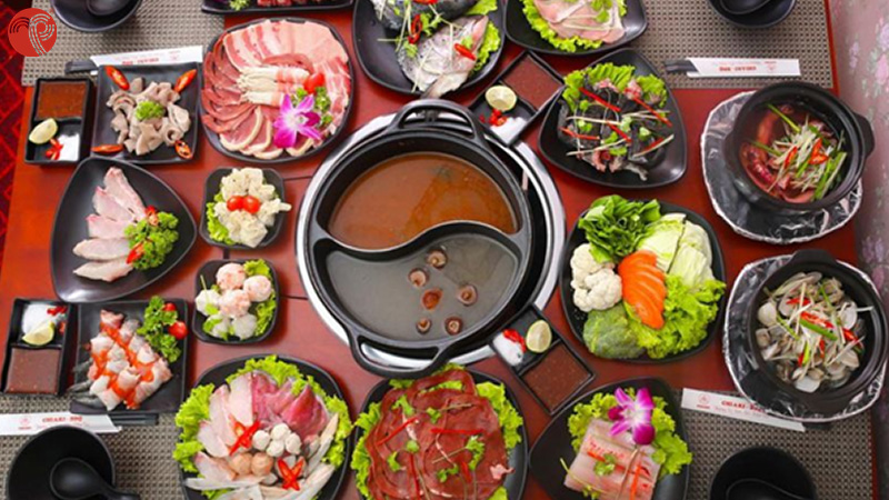 Một bàn ăn trong buổi tiệc tất niên của người Nhật.