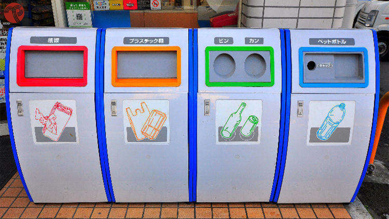 Người Nhật luôn có thói quen phân loại rác trước khi bỏ chúng đi.