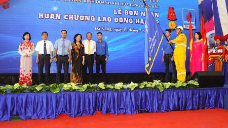 Receiving the medal and inaugurating the Da Nang Petroleum Depot